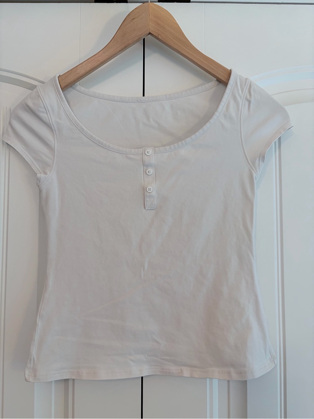 Lululemon Cap Sleeve Henley T-Shirt Women Sz M Light Gray Cropped Scoop Neck Top